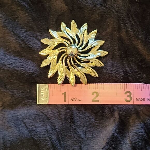 Gold plated flower brooch  - Picture 5 of 5